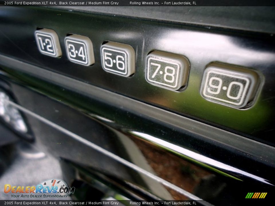 2005 Ford Expedition XLT 4x4 Black Clearcoat / Medium Flint Grey Photo #26