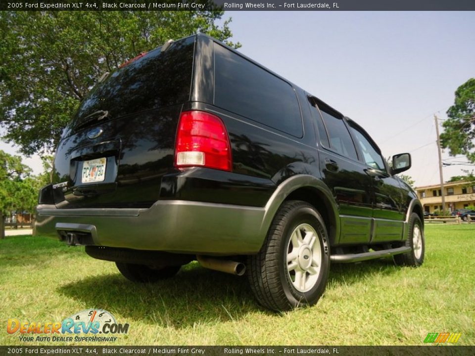 2005 Ford Expedition XLT 4x4 Black Clearcoat / Medium Flint Grey Photo #27
