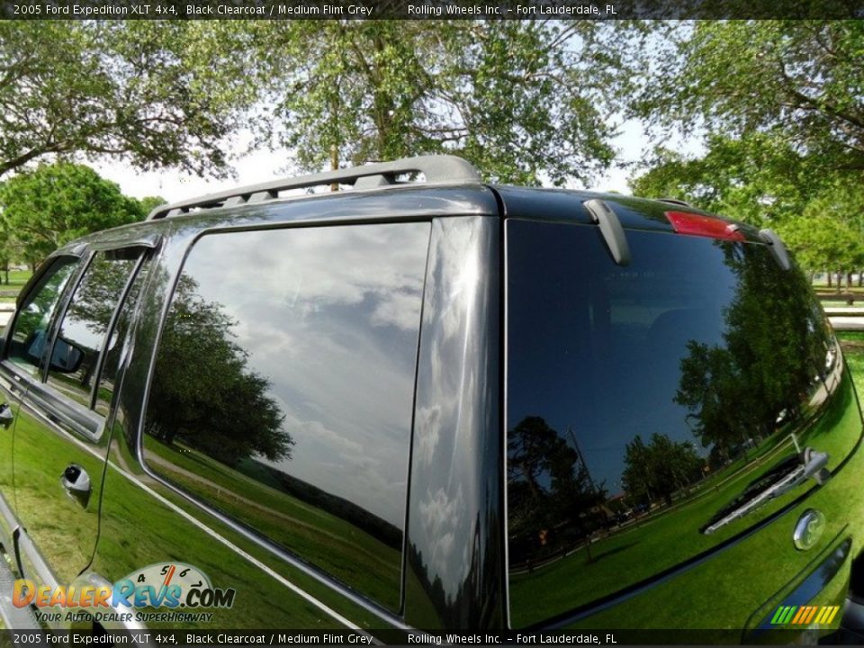2005 Ford Expedition XLT 4x4 Black Clearcoat / Medium Flint Grey Photo #29