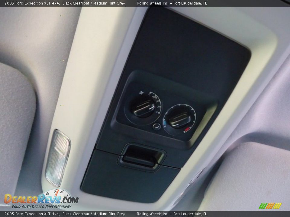 2005 Ford Expedition XLT 4x4 Black Clearcoat / Medium Flint Grey Photo #30