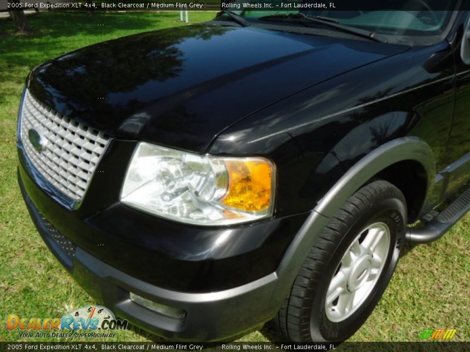 2005 Ford Expedition XLT 4x4 Black Clearcoat / Medium Flint Grey Photo #31