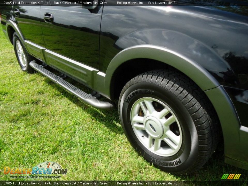 2005 Ford Expedition XLT 4x4 Black Clearcoat / Medium Flint Grey Photo #32