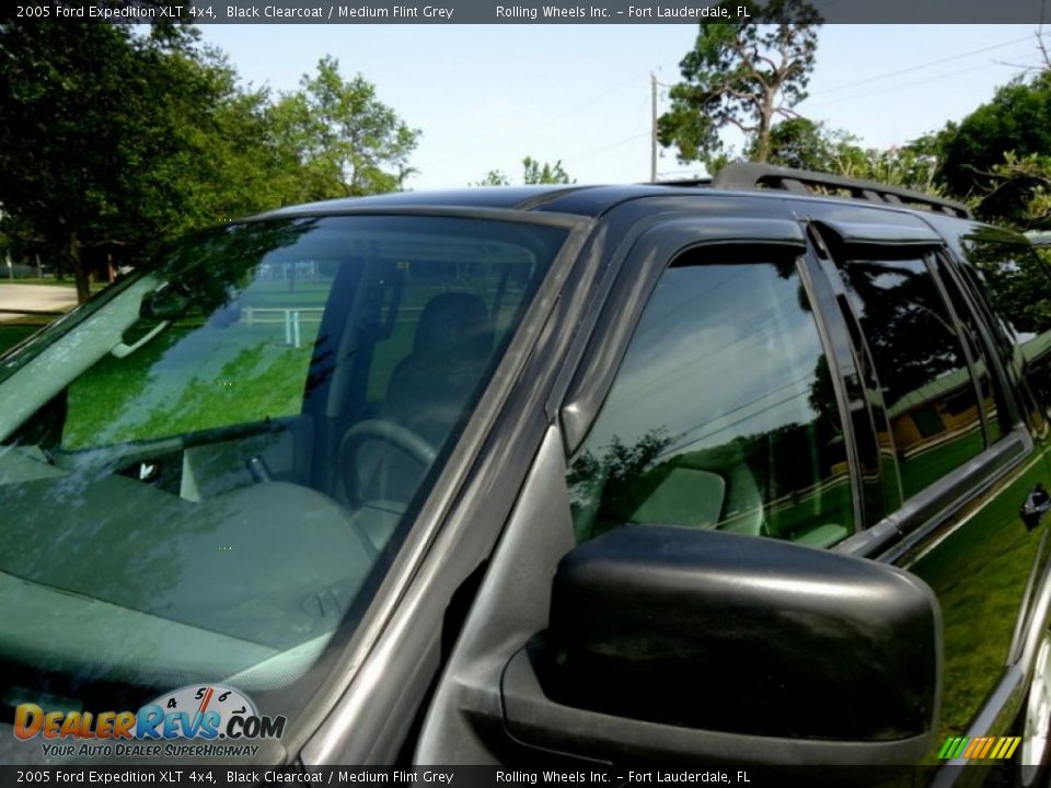 2005 Ford Expedition XLT 4x4 Black Clearcoat / Medium Flint Grey Photo #33