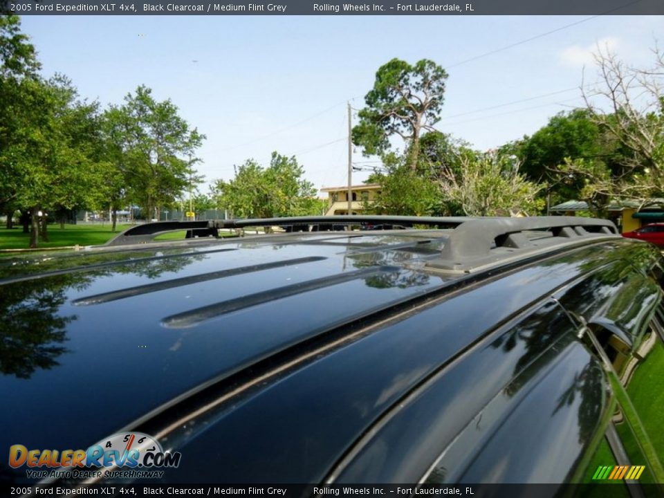 2005 Ford Expedition XLT 4x4 Black Clearcoat / Medium Flint Grey Photo #34