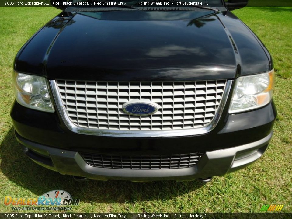 2005 Ford Expedition XLT 4x4 Black Clearcoat / Medium Flint Grey Photo #35