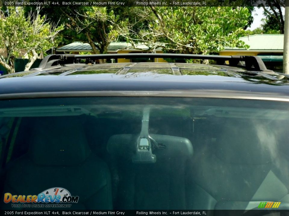 2005 Ford Expedition XLT 4x4 Black Clearcoat / Medium Flint Grey Photo #36