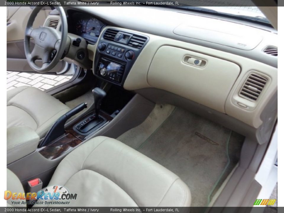 Dashboard of 2000 Honda Accord EX-L Sedan Photo #15