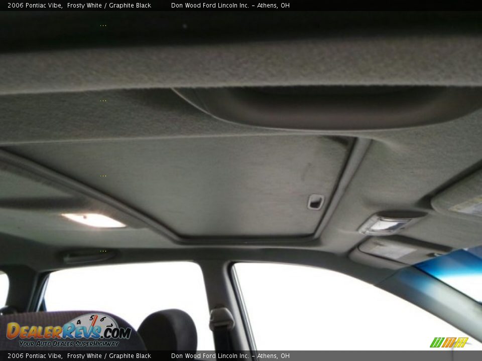 2006 Pontiac Vibe Frosty White / Graphite Black Photo #15