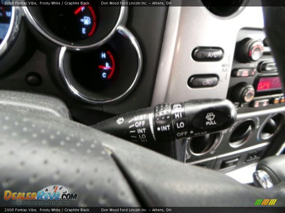 2006 Pontiac Vibe Frosty White / Graphite Black Photo #18