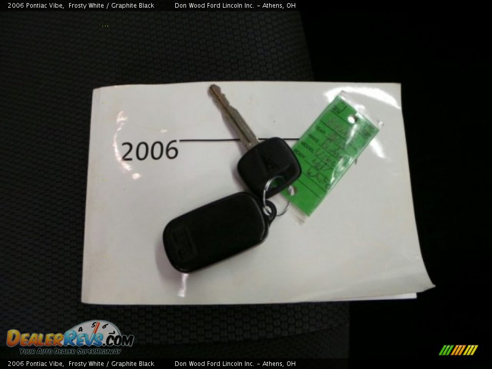 2006 Pontiac Vibe Frosty White / Graphite Black Photo #28