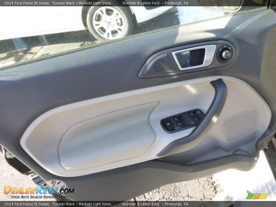 2014 Ford Fiesta SE Sedan Tuxedo Black / Medium Light Stone Photo #10