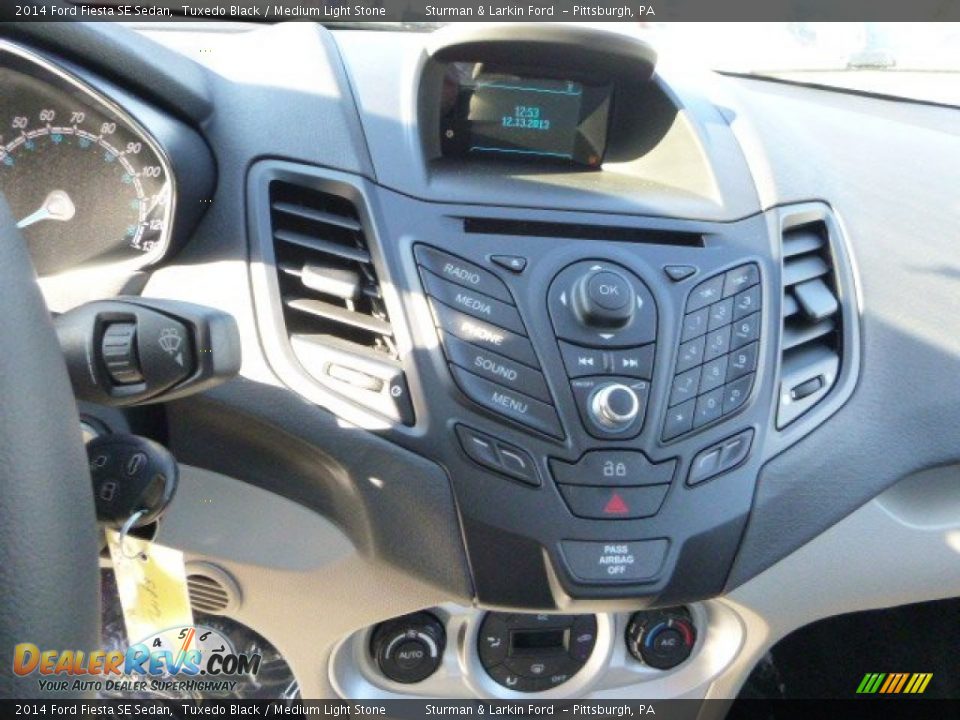 2014 Ford Fiesta SE Sedan Tuxedo Black / Medium Light Stone Photo #13