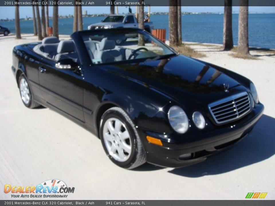 Front 3/4 View of 2001 Mercedes-Benz CLK 320 Cabriolet Photo #1