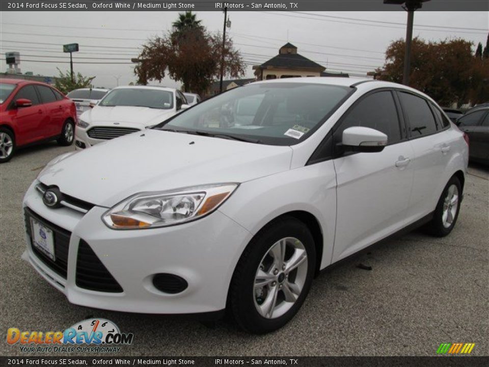 2014 Ford Focus SE Sedan Oxford White / Medium Light Stone Photo #1