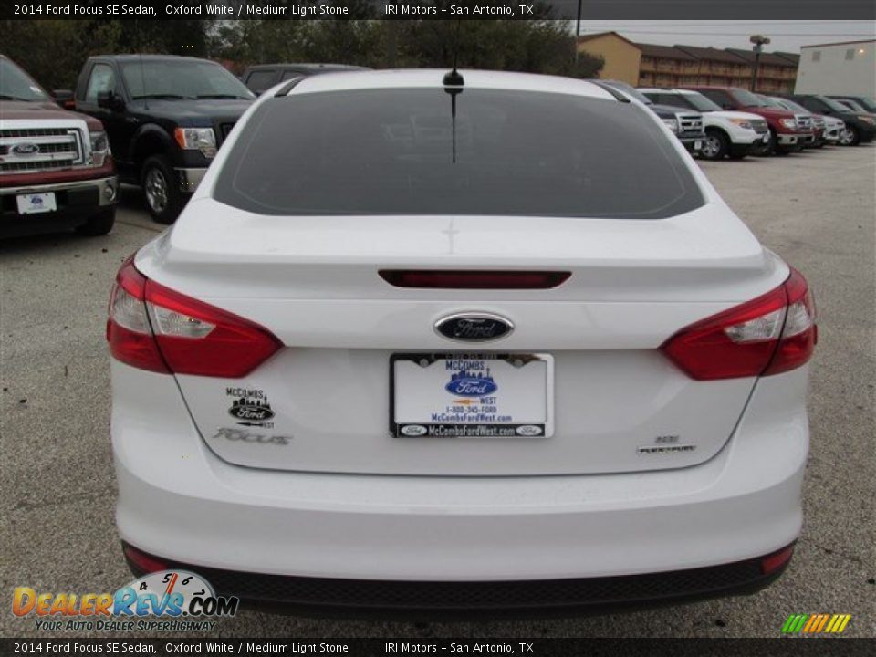 2014 Ford Focus SE Sedan Oxford White / Medium Light Stone Photo #4