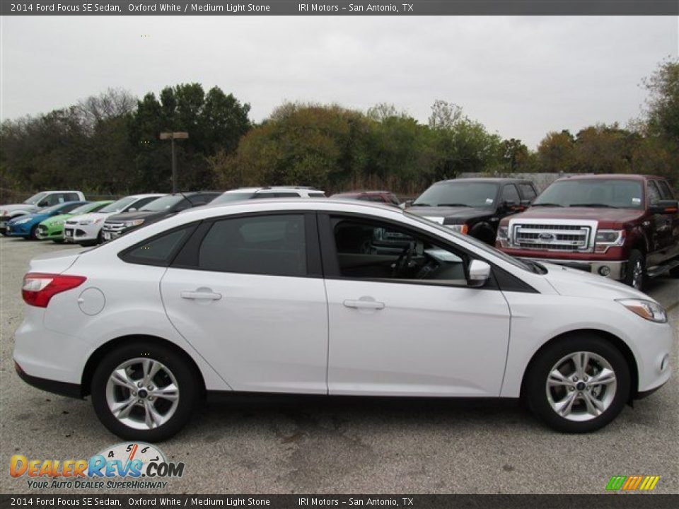 2014 Ford Focus SE Sedan Oxford White / Medium Light Stone Photo #6
