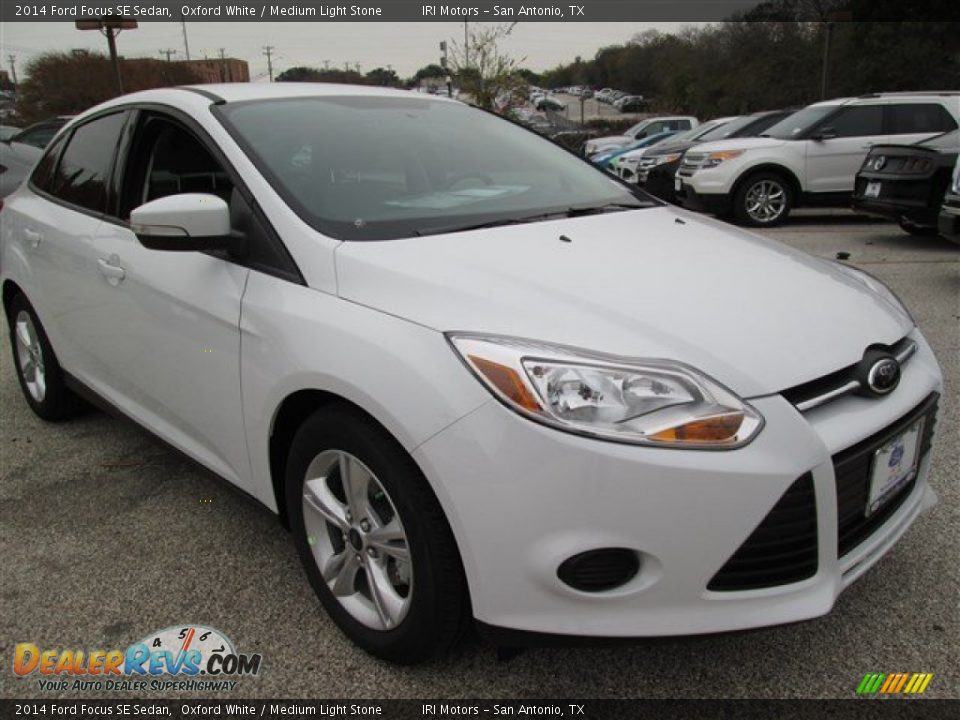 2014 Ford Focus SE Sedan Oxford White / Medium Light Stone Photo #7