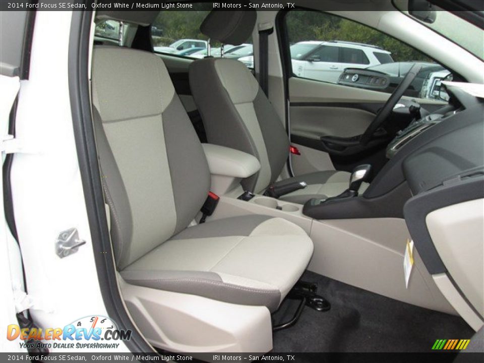 2014 Ford Focus SE Sedan Oxford White / Medium Light Stone Photo #9