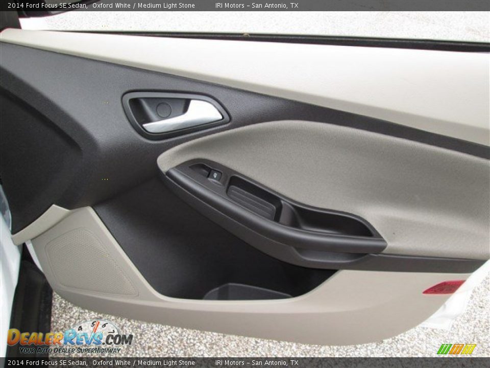 2014 Ford Focus SE Sedan Oxford White / Medium Light Stone Photo #10