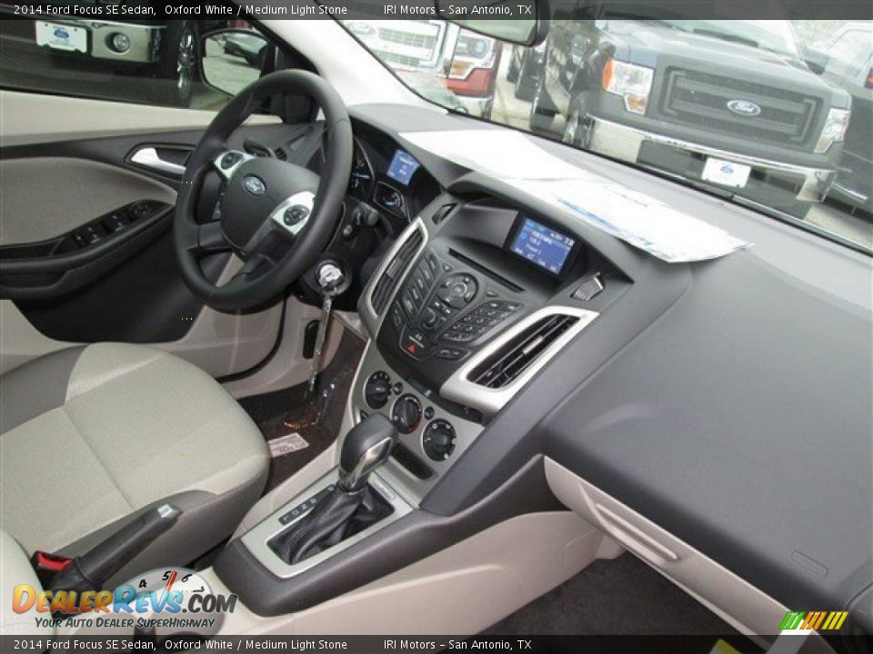 2014 Ford Focus SE Sedan Oxford White / Medium Light Stone Photo #11