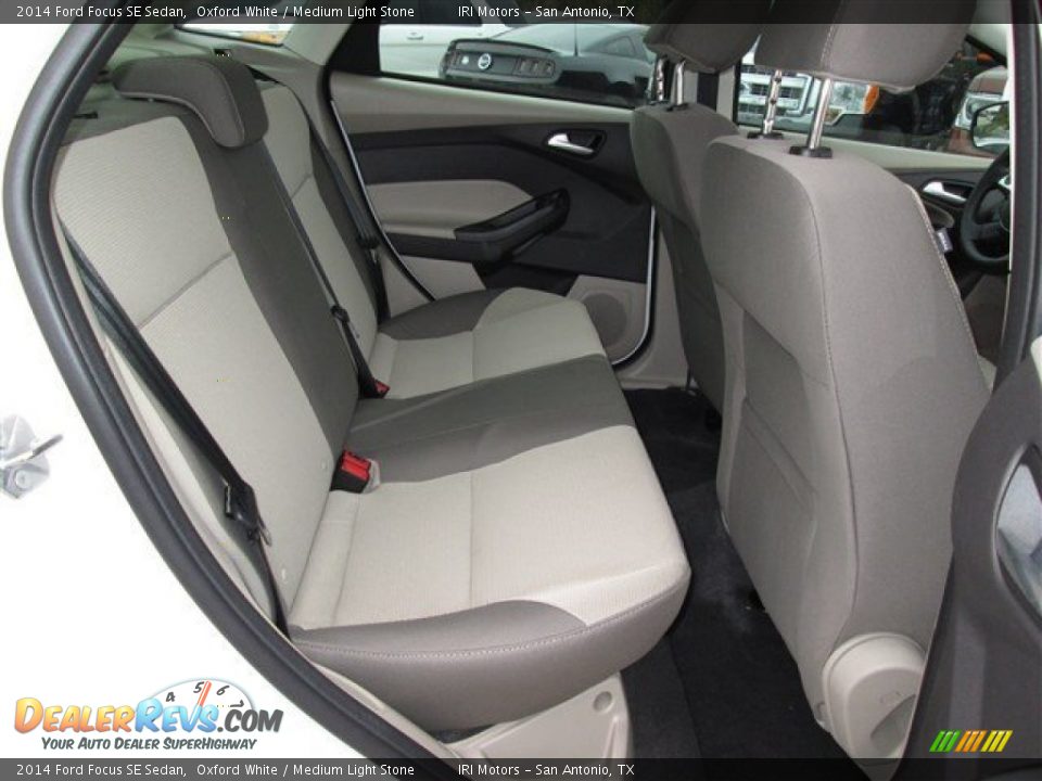 2014 Ford Focus SE Sedan Oxford White / Medium Light Stone Photo #12