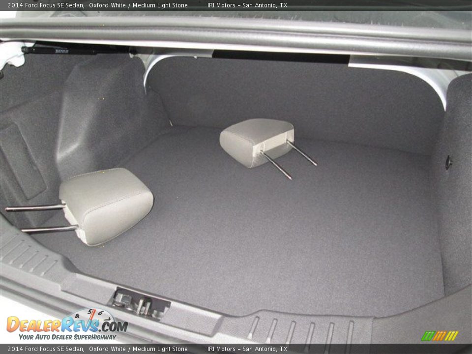 2014 Ford Focus SE Sedan Oxford White / Medium Light Stone Photo #13