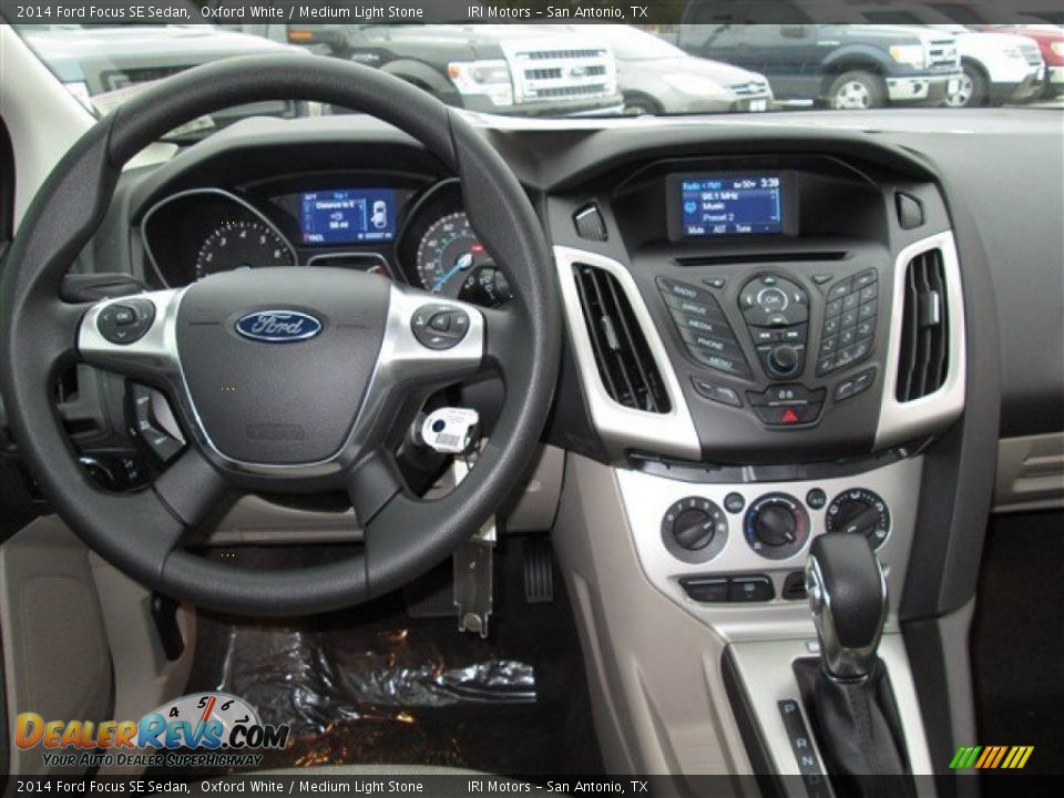 2014 Ford Focus SE Sedan Oxford White / Medium Light Stone Photo #15