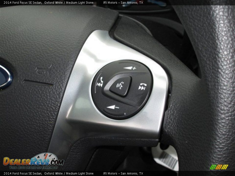 2014 Ford Focus SE Sedan Oxford White / Medium Light Stone Photo #17