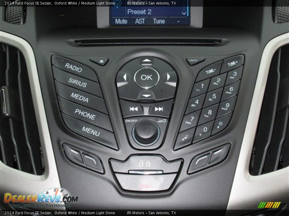 2014 Ford Focus SE Sedan Oxford White / Medium Light Stone Photo #18