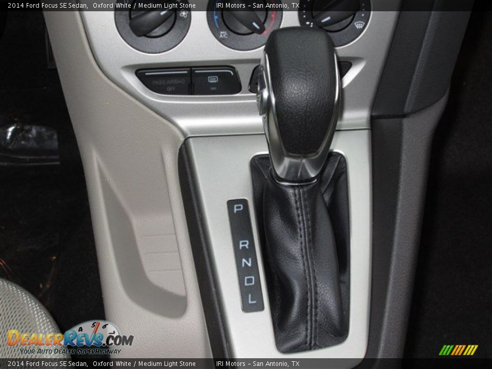 2014 Ford Focus SE Sedan Oxford White / Medium Light Stone Photo #19
