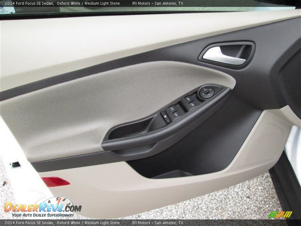 2014 Ford Focus SE Sedan Oxford White / Medium Light Stone Photo #20