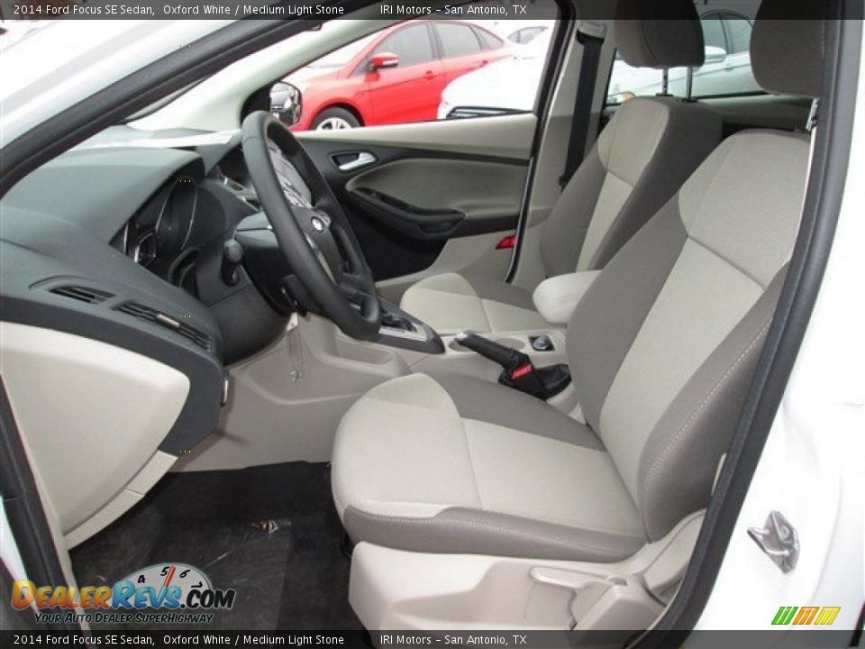 2014 Ford Focus SE Sedan Oxford White / Medium Light Stone Photo #21