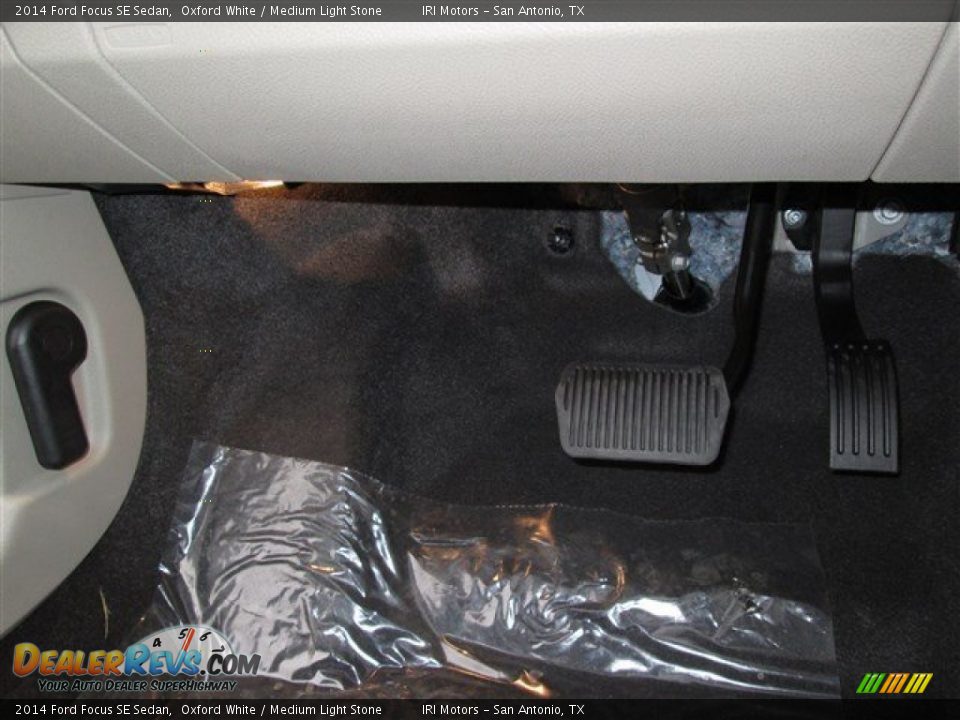 2014 Ford Focus SE Sedan Oxford White / Medium Light Stone Photo #23