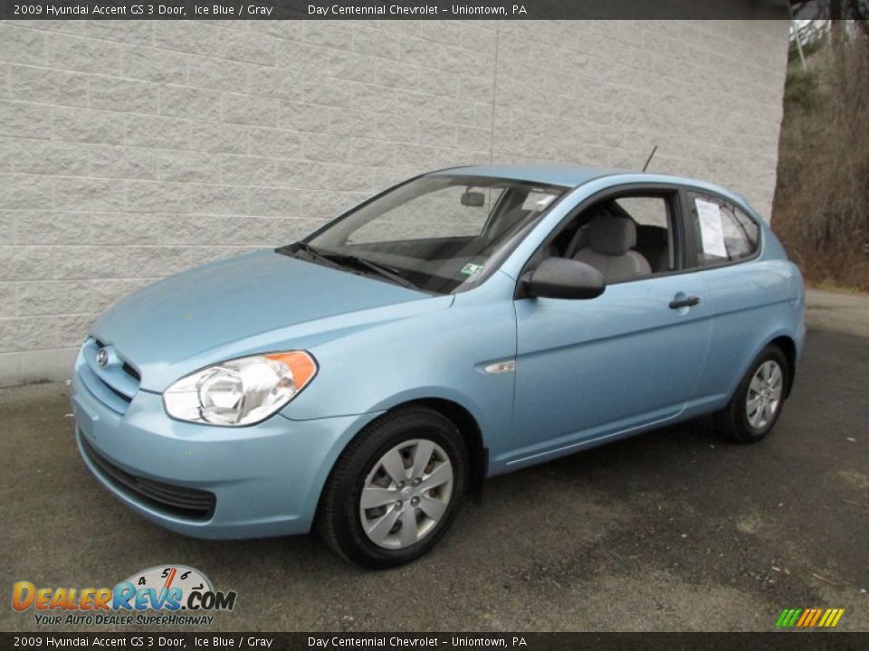 Front 3/4 View of 2009 Hyundai Accent GS 3 Door Photo #1