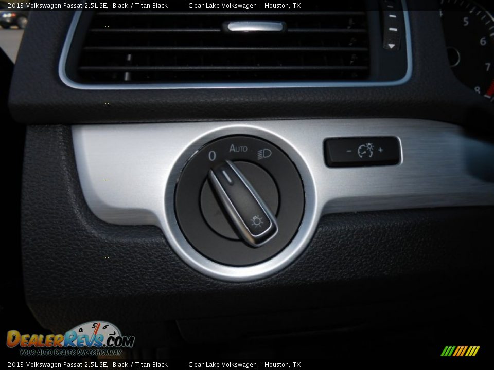 2013 Volkswagen Passat 2.5L SE Black / Titan Black Photo #21