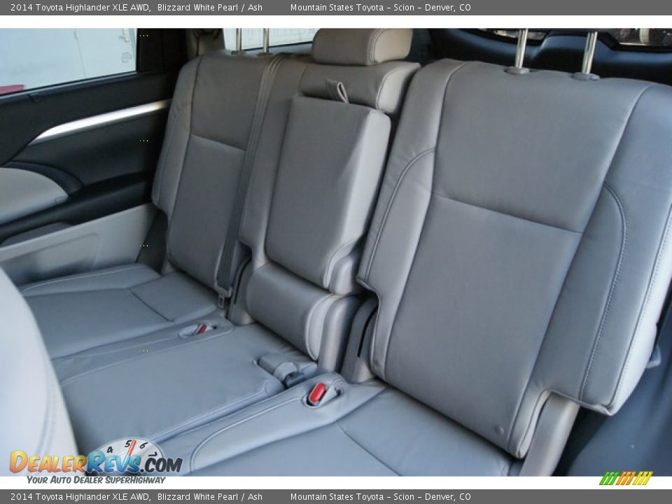 Rear Seat of 2014 Toyota Highlander XLE AWD Photo #10