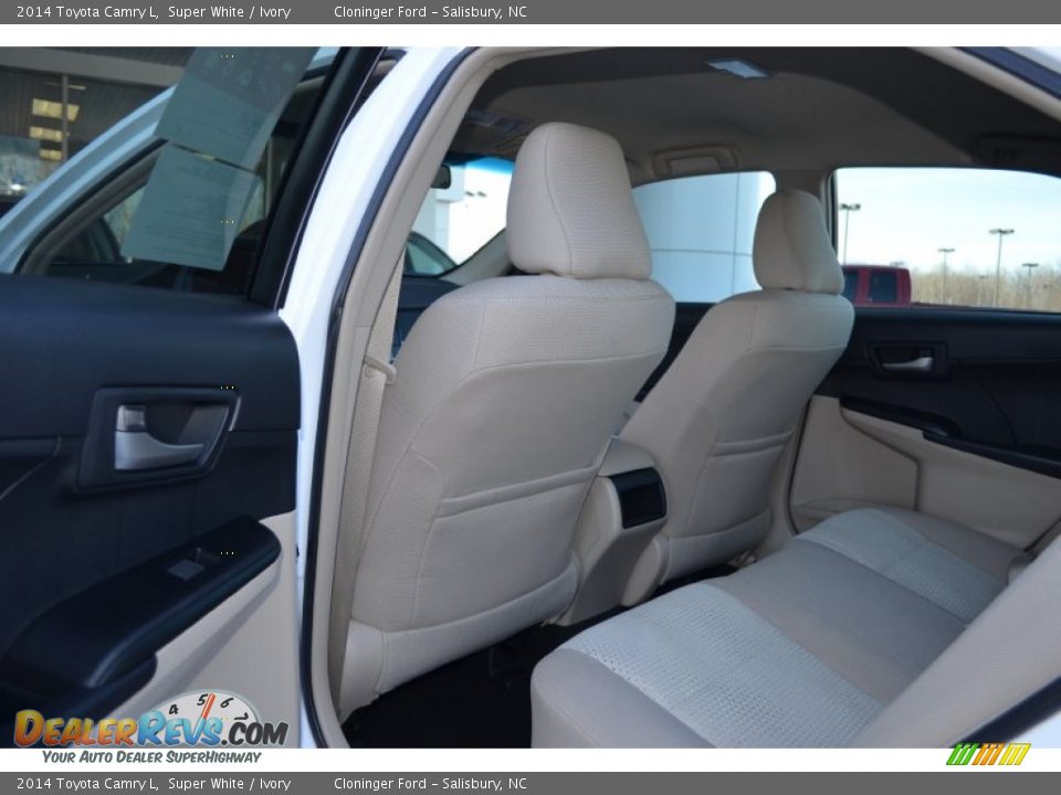 2014 Toyota Camry L Super White / Ivory Photo #7