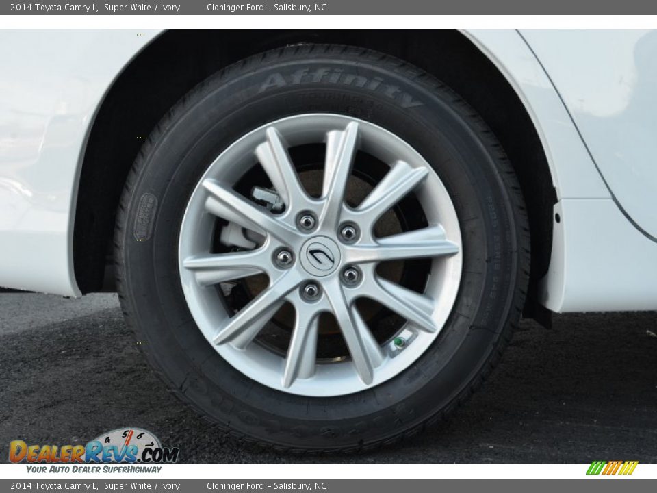 2014 Toyota Camry L Super White / Ivory Photo #9