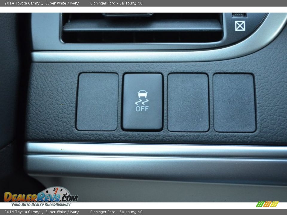 2014 Toyota Camry L Super White / Ivory Photo #18