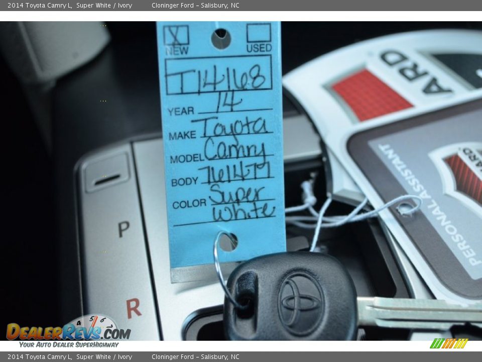 2014 Toyota Camry L Super White / Ivory Photo #21