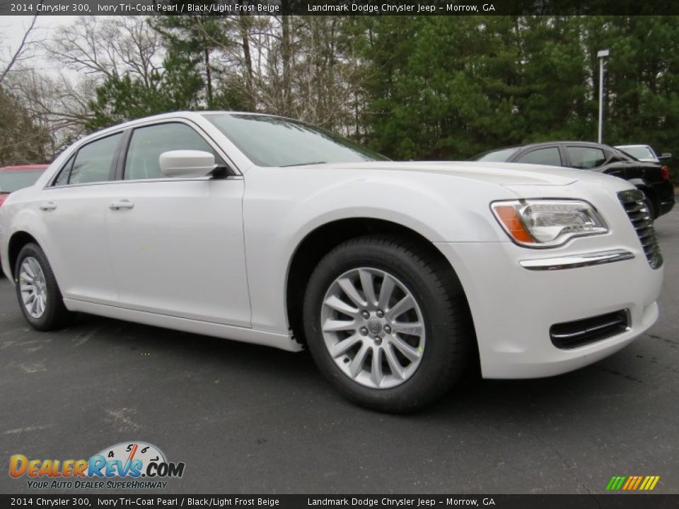 Front 3/4 View of 2014 Chrysler 300  Photo #4
