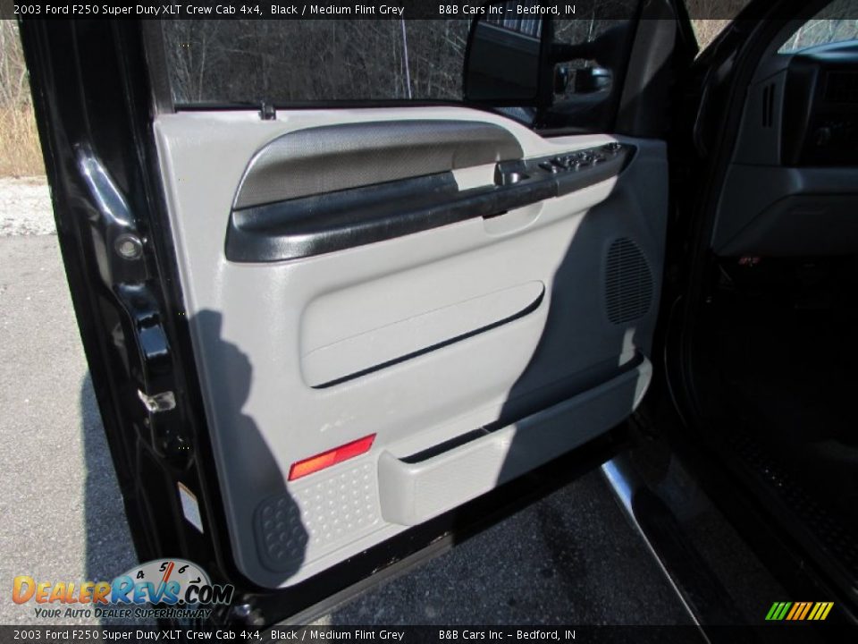 2003 Ford F250 Super Duty XLT Crew Cab 4x4 Black / Medium Flint Grey Photo #28