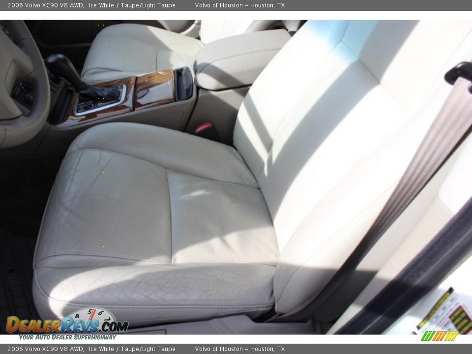 2006 Volvo XC90 V8 AWD Ice White / Taupe/Light Taupe Photo #15