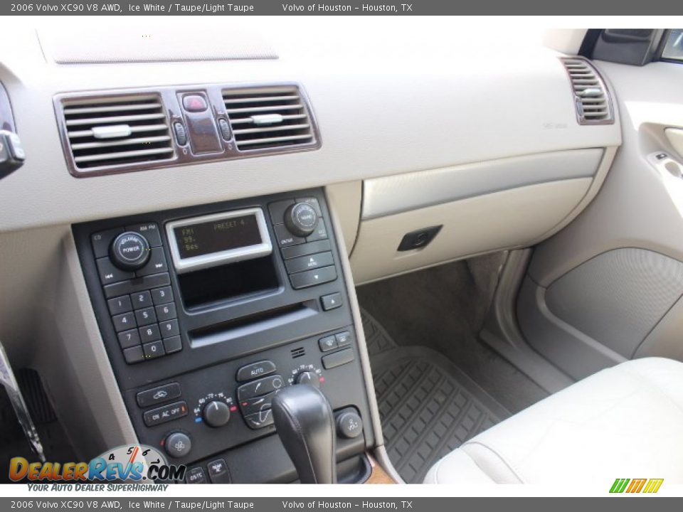 2006 Volvo XC90 V8 AWD Ice White / Taupe/Light Taupe Photo #17