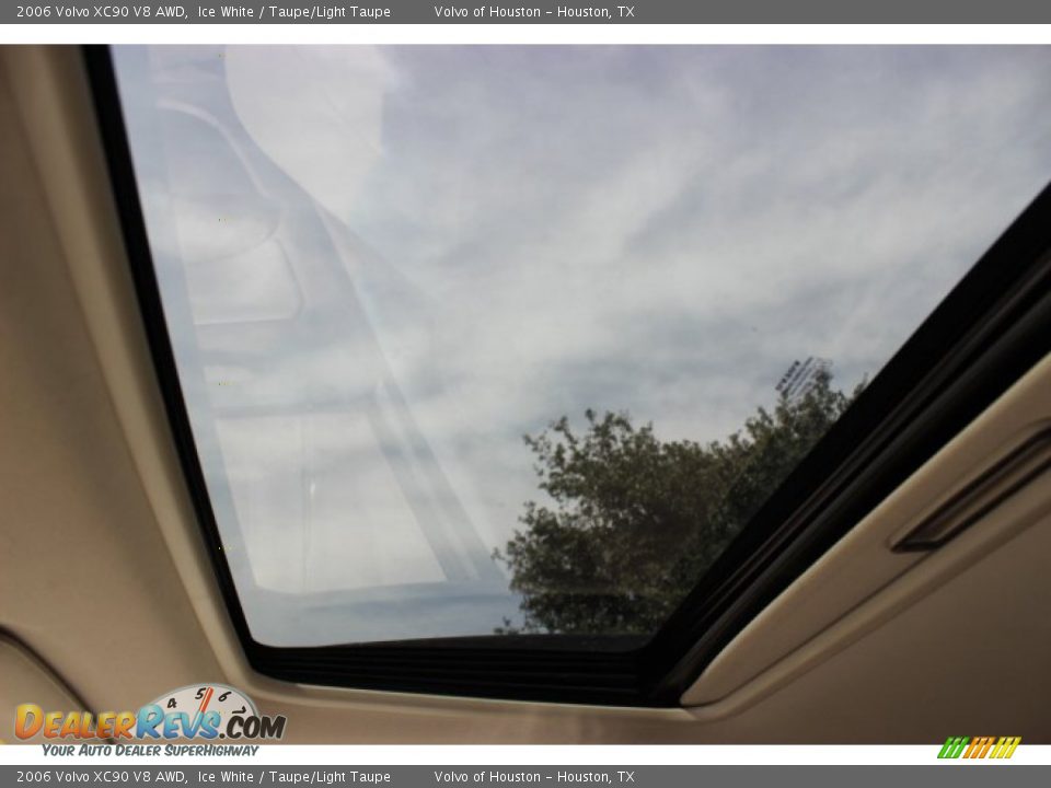 2006 Volvo XC90 V8 AWD Ice White / Taupe/Light Taupe Photo #19