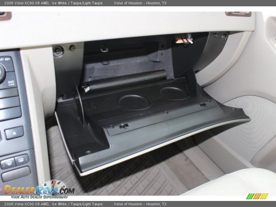 2006 Volvo XC90 V8 AWD Ice White / Taupe/Light Taupe Photo #21