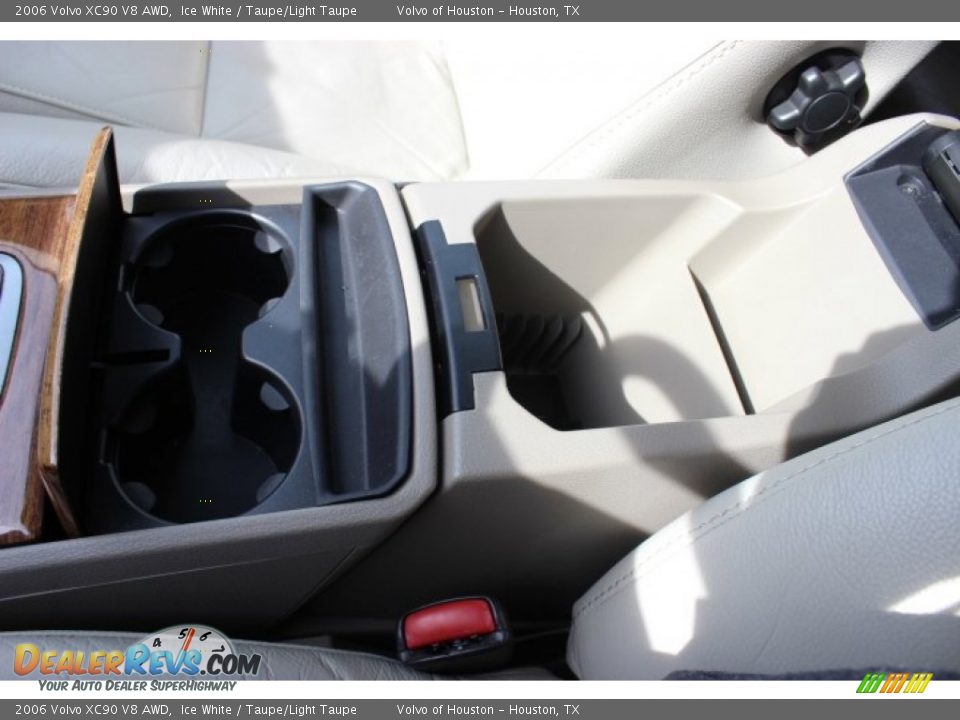 2006 Volvo XC90 V8 AWD Ice White / Taupe/Light Taupe Photo #24