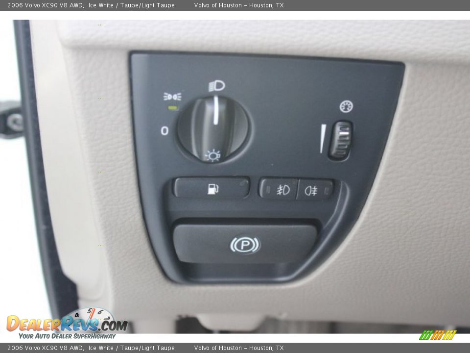 2006 Volvo XC90 V8 AWD Ice White / Taupe/Light Taupe Photo #27