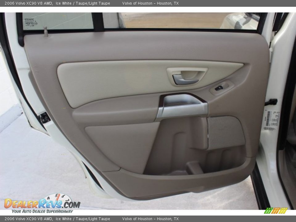 2006 Volvo XC90 V8 AWD Ice White / Taupe/Light Taupe Photo #28