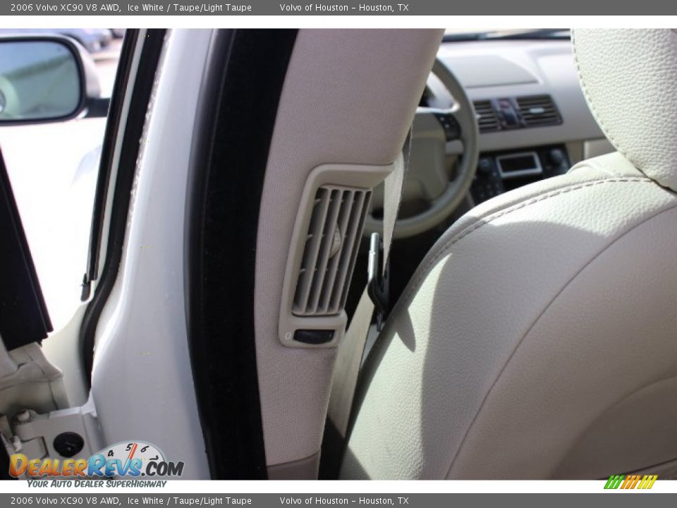 2006 Volvo XC90 V8 AWD Ice White / Taupe/Light Taupe Photo #29